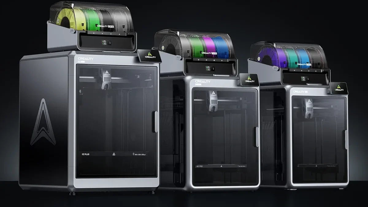 Impresoras Creality K2 Plus, K2 Pro y K2 con el sistema multicolor CFS encima, cargado con bobinas de filamento de colores