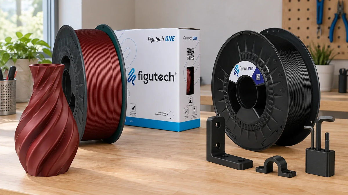 Bobina de PLA ONE Rojo Vino Nácar de Figutech con su caja y un jarrón decorativo de ese color, junto a una bobina de PLA Basic negro y tres piezas funcionales negras