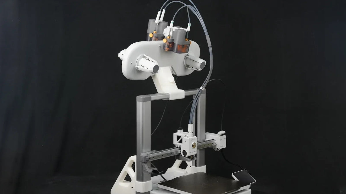 Bambu Lab A1 con el soporte superior del AMS lite y el refuerzo del eje Z impresos en 3D, dos accesorios para impresora 3D que te puedes imprimir
